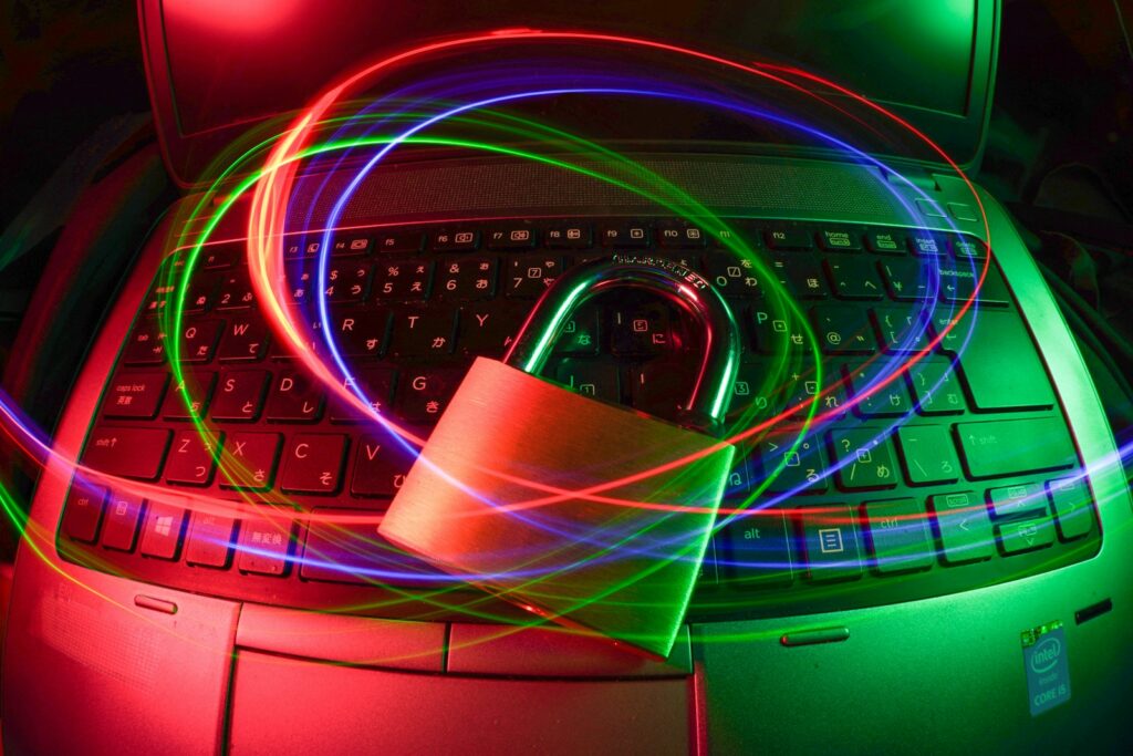 Vorhängeschloss auf einem Laptop mit Lichtspuren