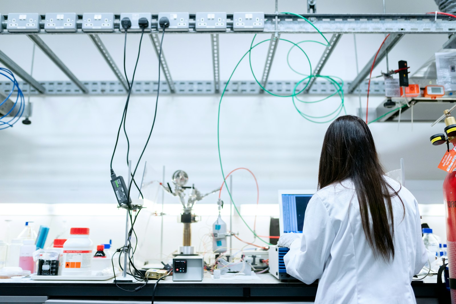 Forschungszulage: Wissenschaftler im Laborkittel am Laptop