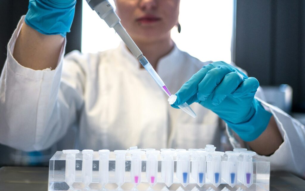 Spin-off gründen: Wissenschaftlerin mit Pipette und Reagenzgläsern im Labor