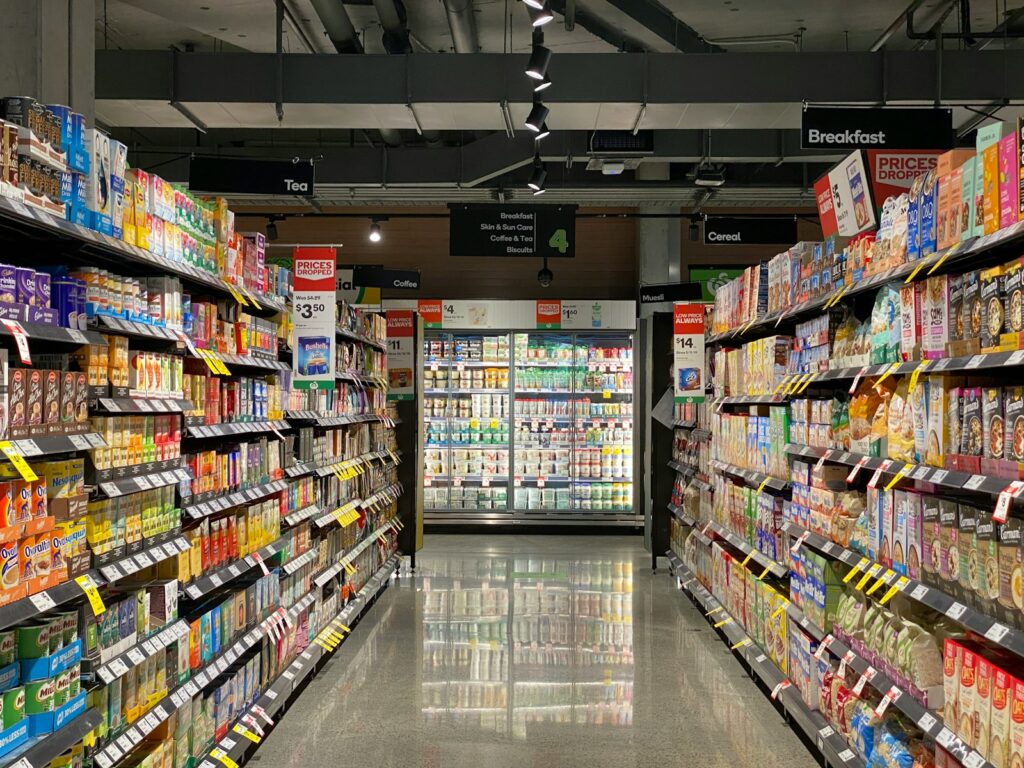 Supermarktgang mit gefüllten Regalen