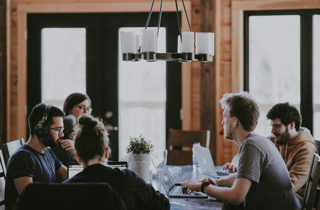 Mitarbeiterbeteiligung im Startup: Team bespricht an einem Tisch gemeinsame Ziele und Anteile