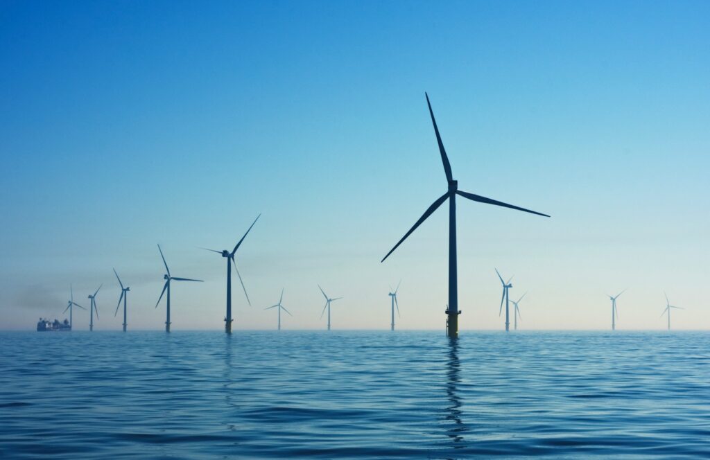 Windkraftanlage vor blauem Himmel