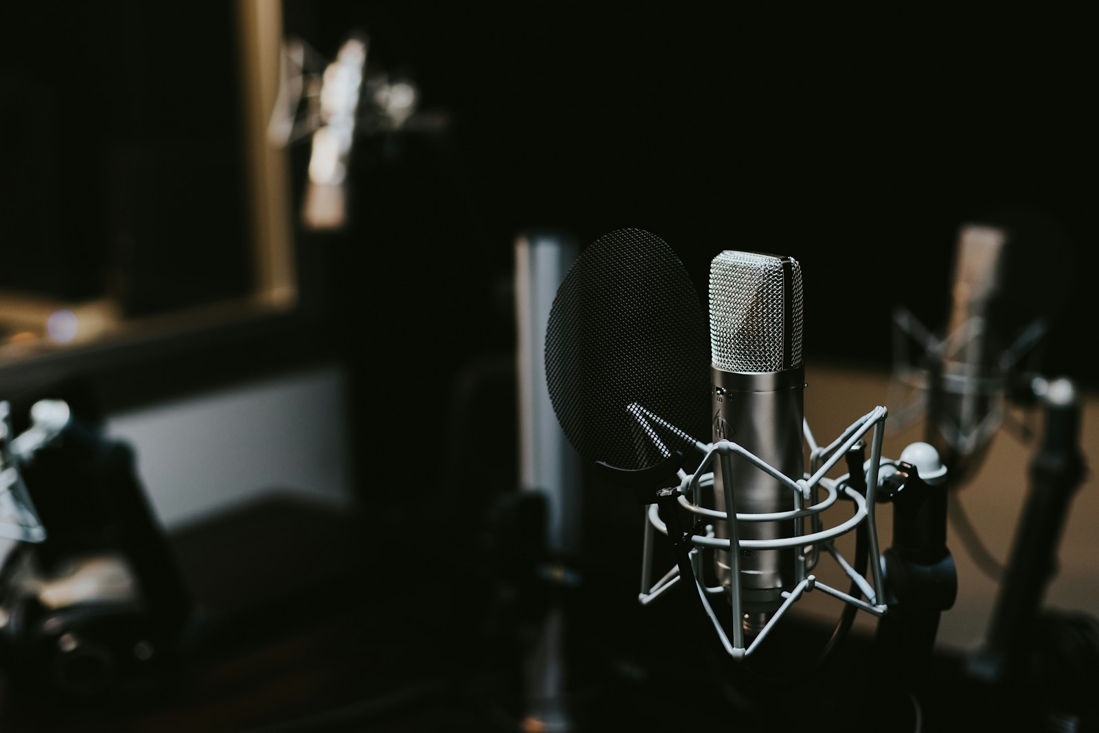 Podcast-Werbung: Studiomikrofon in Nahaufnahme