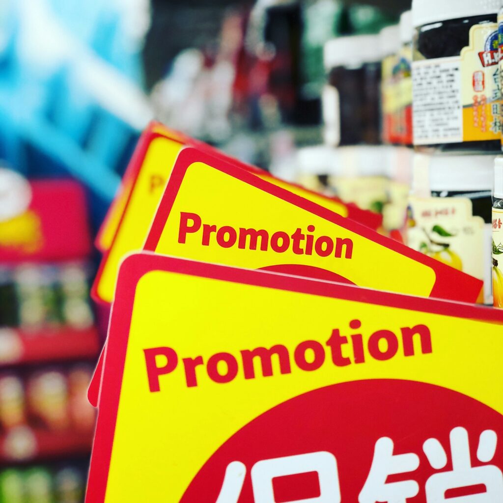 Preistransparenz im Handel: Preisschilder und Aktionshinweise an einem Supermarktregal