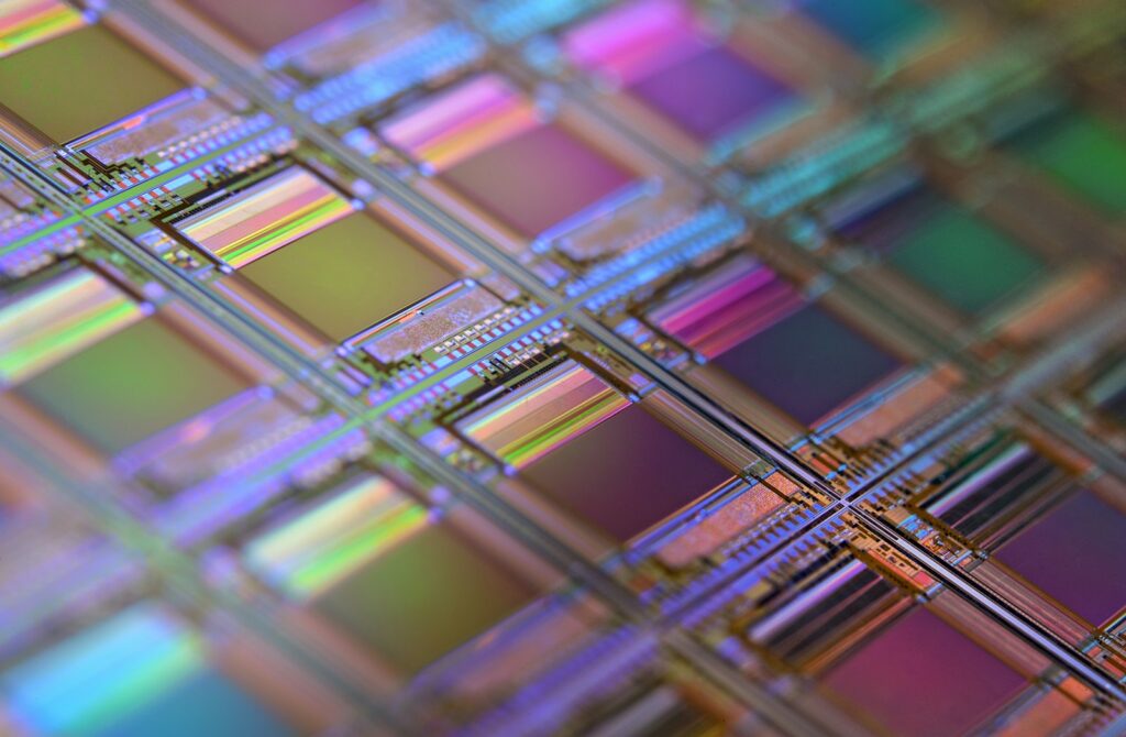 Quantencomputing und Chiptechnik: Siliziumwafer mit schillerndem Raster aus Mikrochips in Nahaufnahme