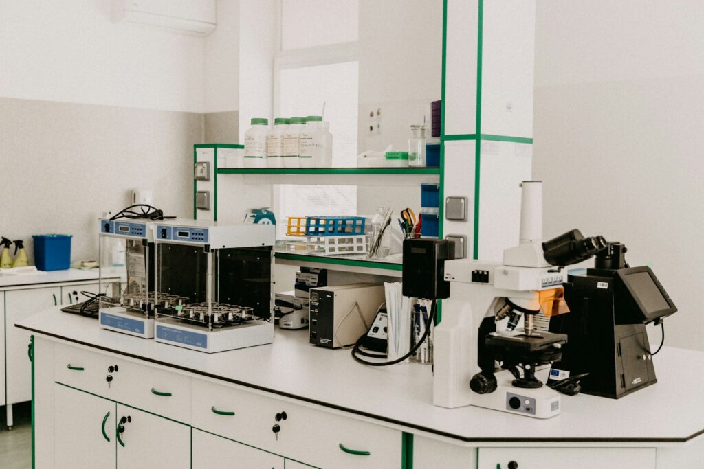 Spin-off gründen: Laborarbeitsplatz mit Mikroskop an einer Hochschule