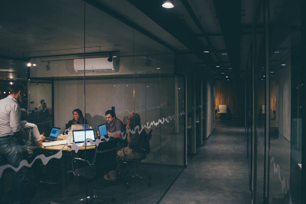 Venture Debt im Start-up: Gründerteam bespricht Finanzierung und Runway im Meeting