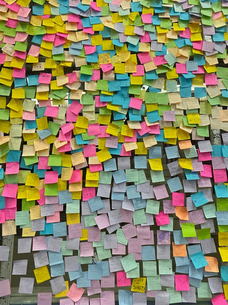 Viele Haftnotizen an einer Wand