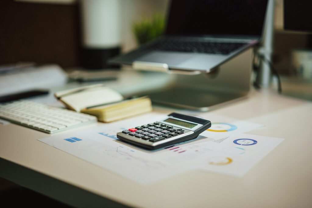 Working Capital Management: Taschenrechner und Laptop mit Finanzkennzahlen