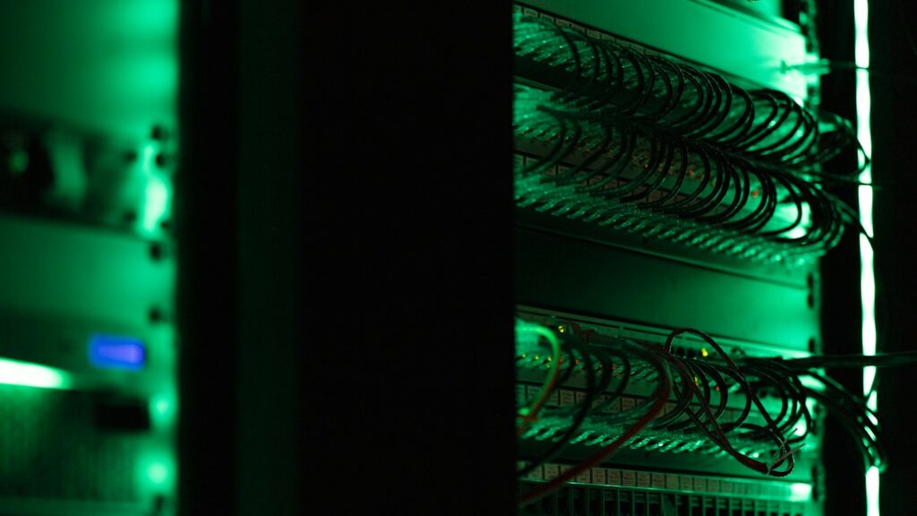 FinOps: Server-Rack in einem dunklen Rechenzentrum