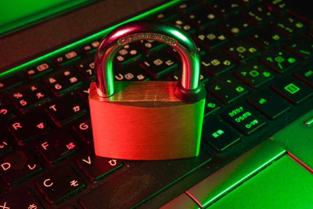 Rotes Vorhängeschloss auf einer Computertastatur