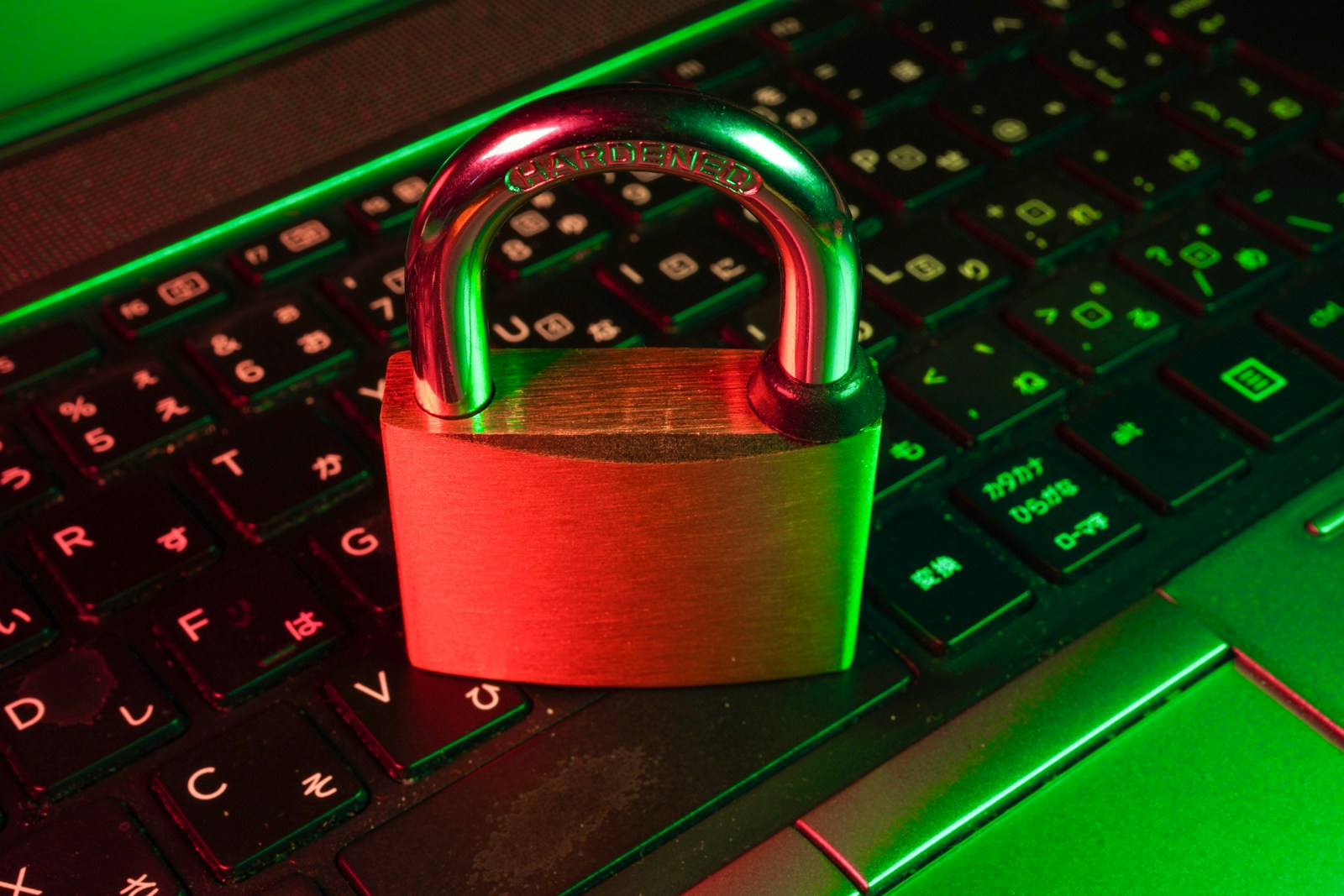 Supply-Chain-Angriffe: Rotes Vorhängeschloss auf einer Computertastatur