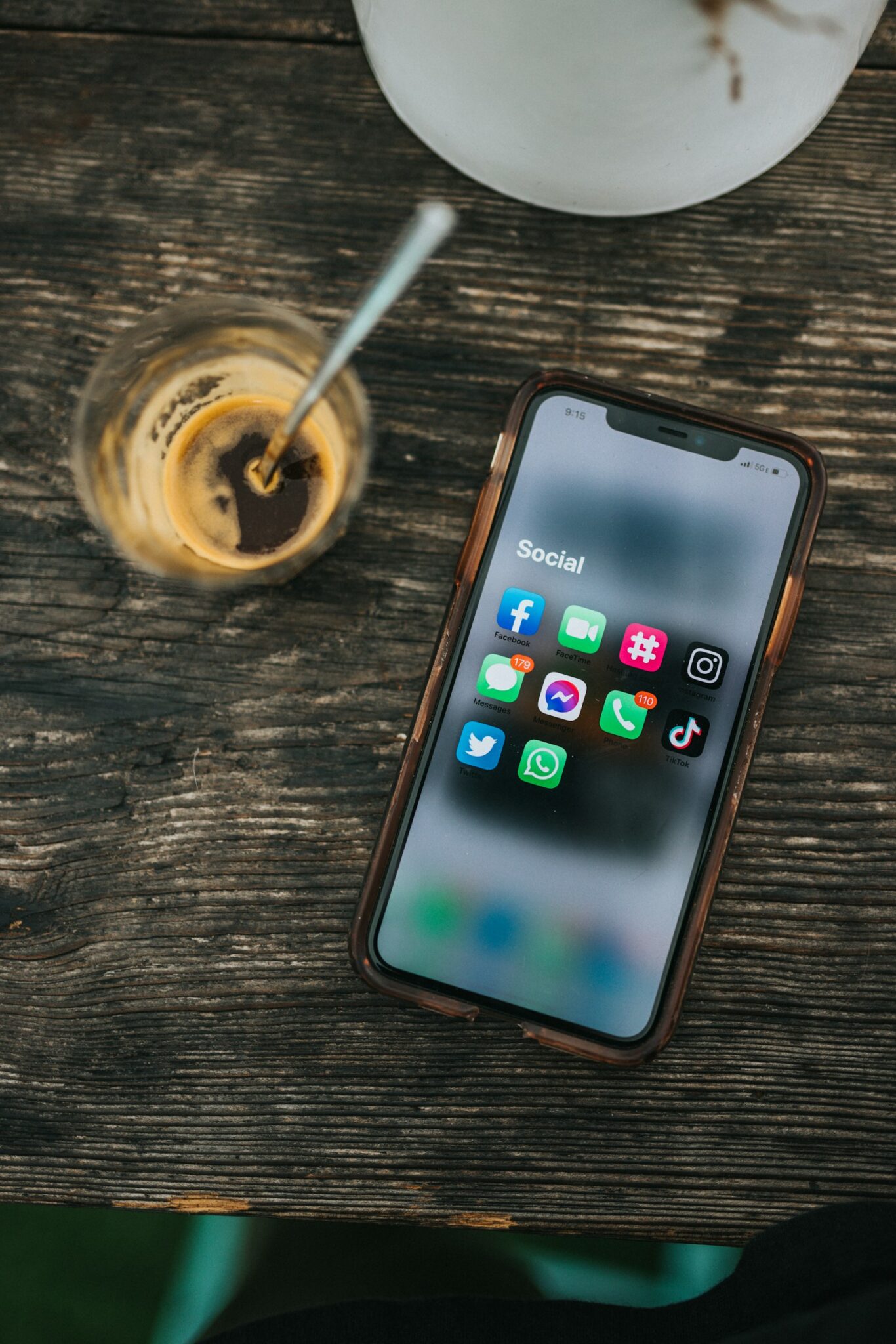 Smartphone mit Social-Media-Apps neben einer Tasse Kaffee