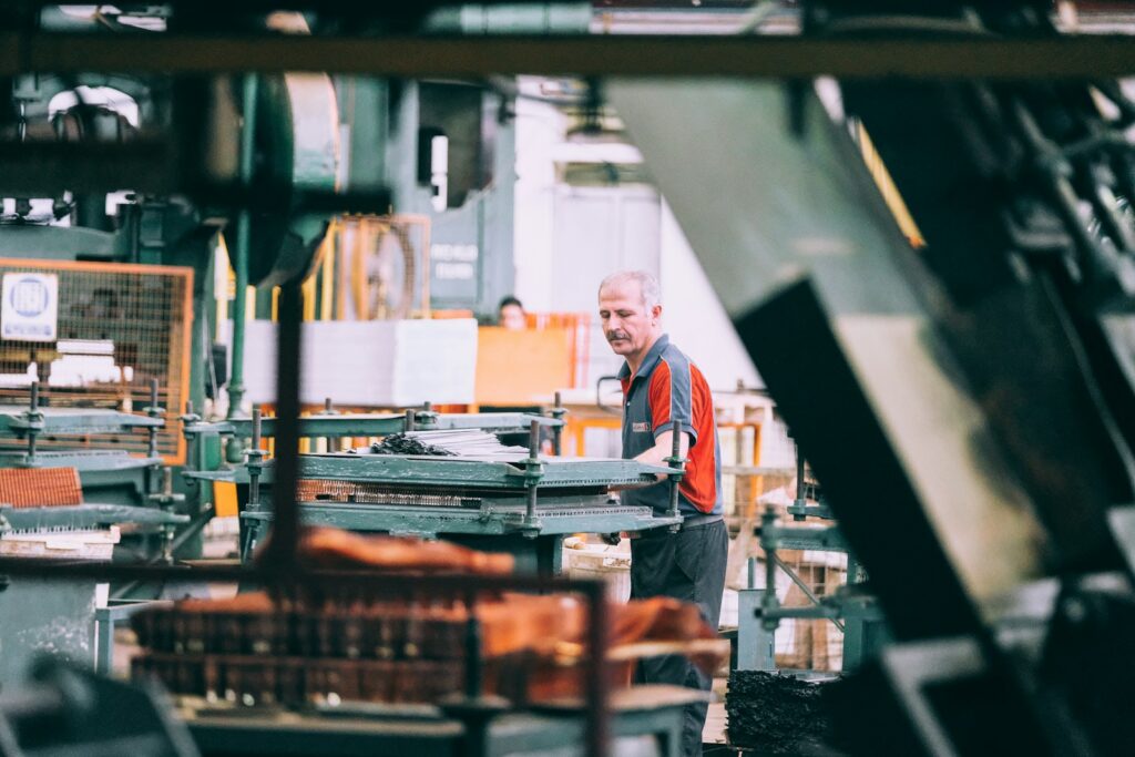 Fachkräftemangel in Deutschland: Facharbeiter bedient eine Industriemaschine