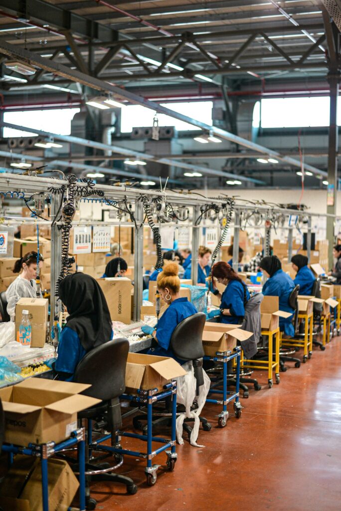 Fachkräftemangel: Mitarbeitende an einer Montagelinie in einer Fabrik