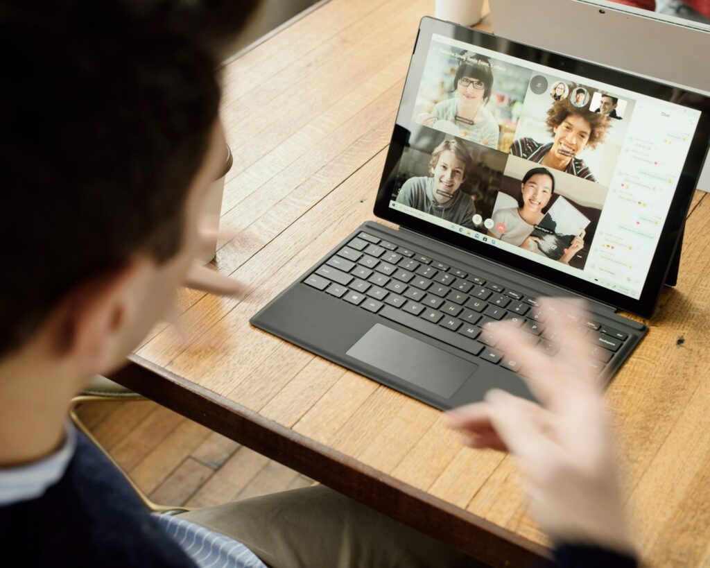 Person im Videocall am Laptop