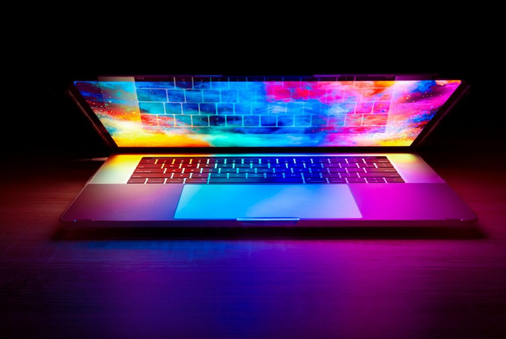 KI-Agenten im Unternehmen: Laptop-Bildschirm mit laufenden Automatisierungen