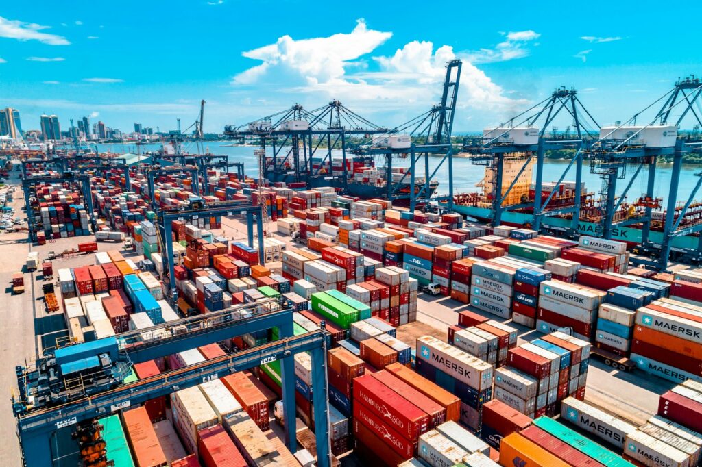 Lieferkettengesetz: Gestapelte Frachtcontainer im Hafen