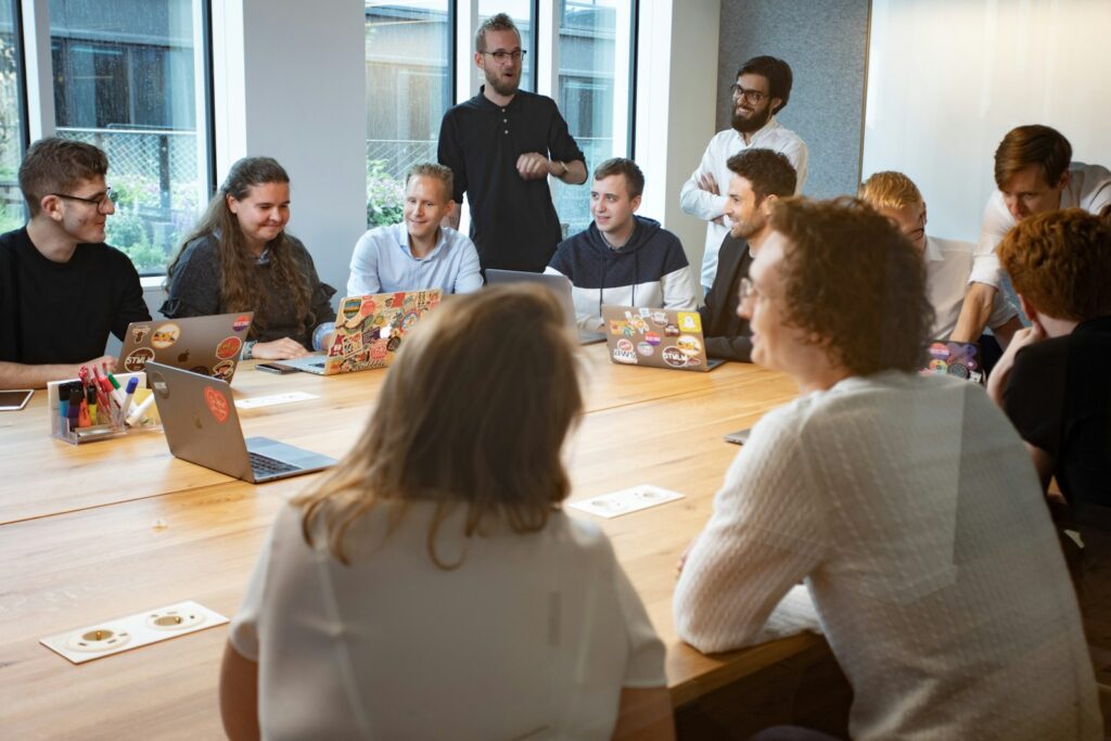 OKR-Workshop: Team bespricht Ziele gemeinsam an einem großen Holztisch im Besprechungsraum