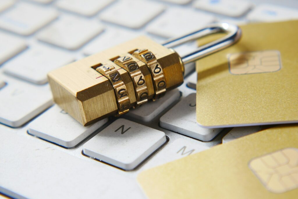 Passkeys statt Passwort: goldenes Vorhängeschloss liegt auf einer Computertastatur