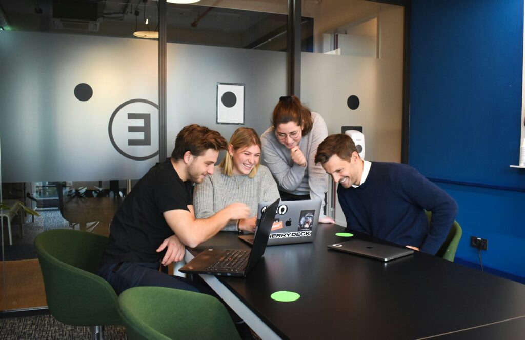 Startup-Finanzierung: Gründerteam bereitet am Laptop die nächste Finanzierungsrunde vor
