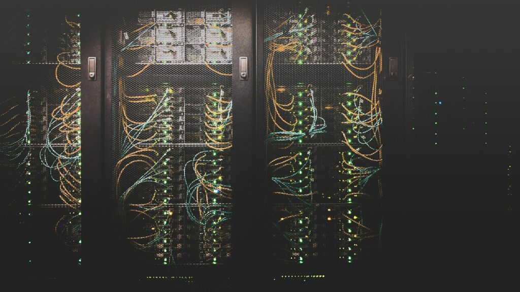 Supply-Chain-Angriffe: Verkabelte Serverinfrastruktur in einem Rechenzentrum als Einfallstor über Dienstleister